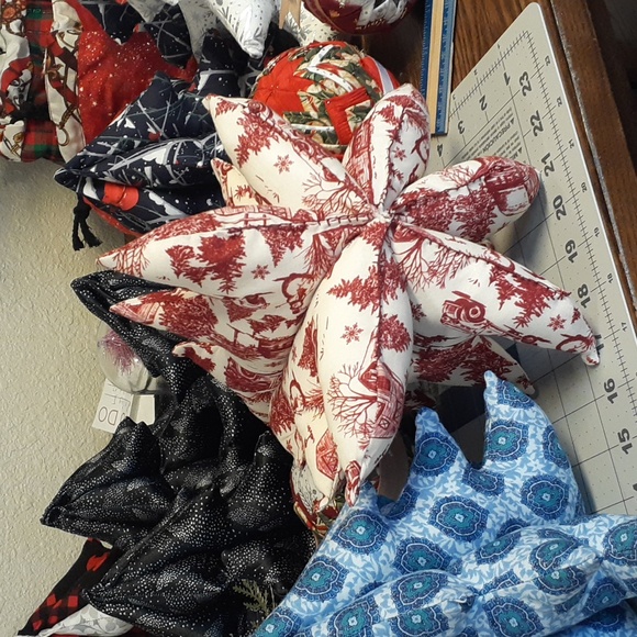 Approximately 9"x9" Stuffed Christmas Decor - Picture 2 of 3